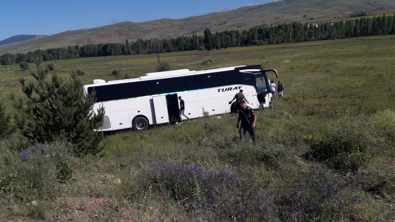 Sivas’taki yolcu otobüsü şarampole düştü: 21 yaralı