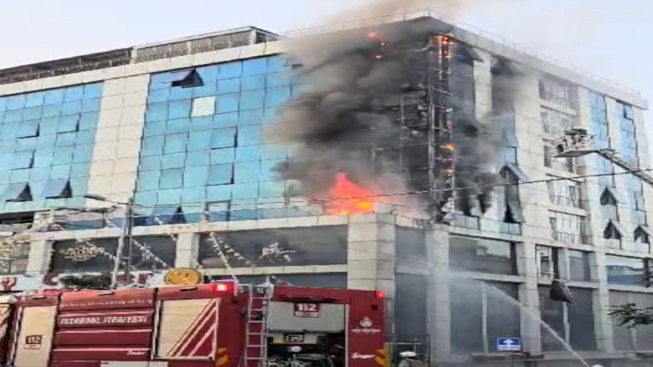 Ataşehir'de 8 katlı binada yangın