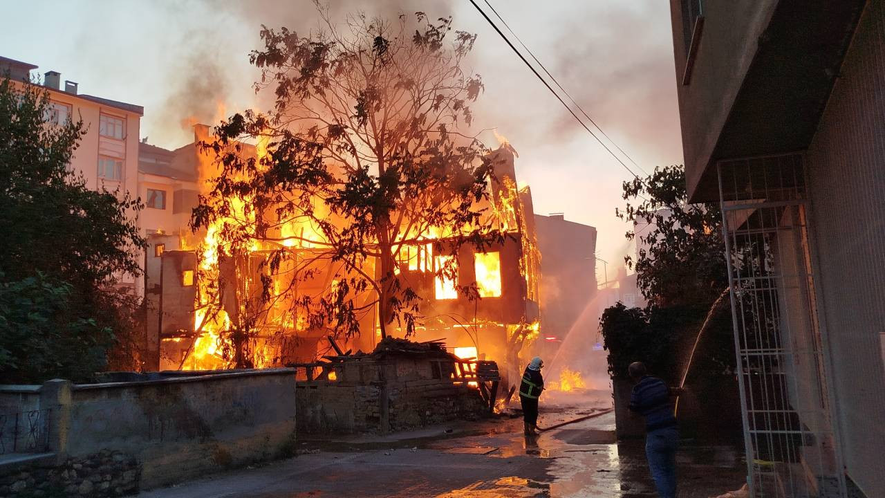 Sinop’ta aynı sokakta ikinci yangın: Tarihi ahşap ev kül oldu