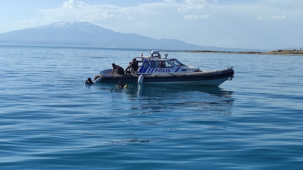 Van Gölü'nde akıntıya kapılan genç ROV cihazı ile aranıyor