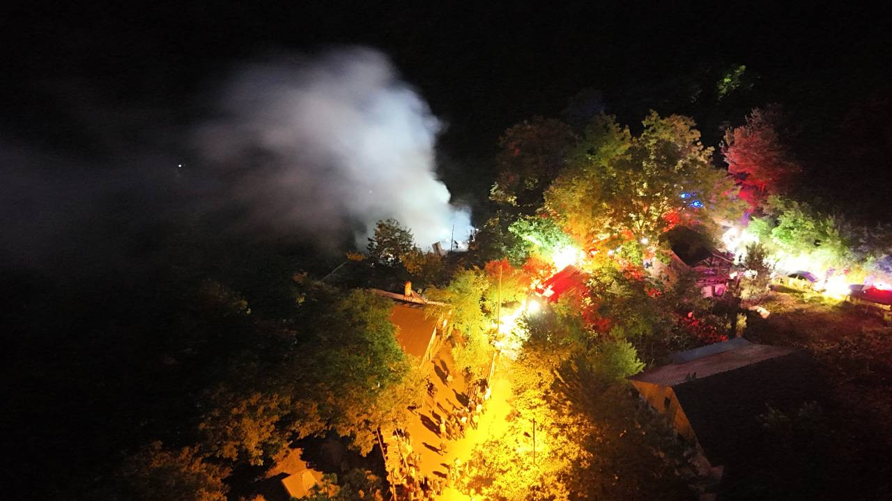 Düzce'de ahşap ev yangını ormana sıçramadan söndürüldü