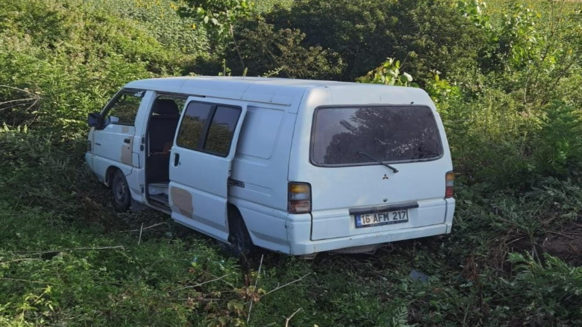 Bursa'da kaza: Şarampole yuvarlanan minibüste 5 kişi yaralandı