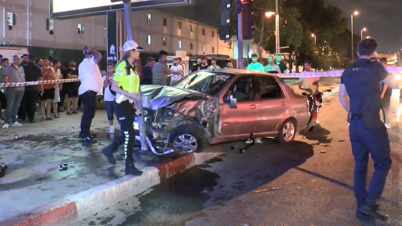 Fatih'te iki otomobil ve bir motosiklet kaza yaptı