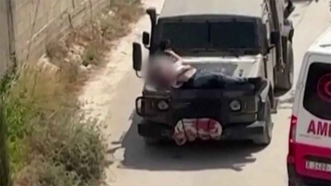 İsrail güçleri, yaralı Filistinliyi askeri aracın kaputuna bağladı