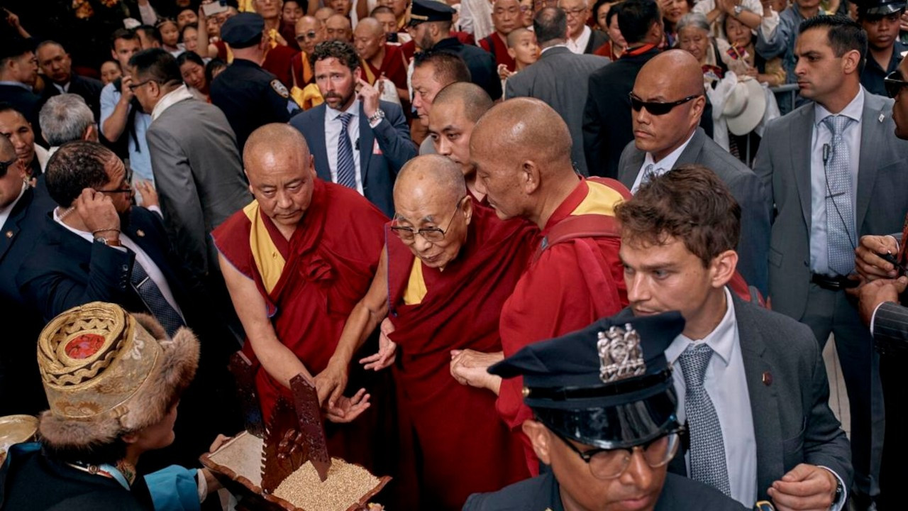 Dalai Lama özel jetiyle ABD'ye gitti: Tedavi görecek