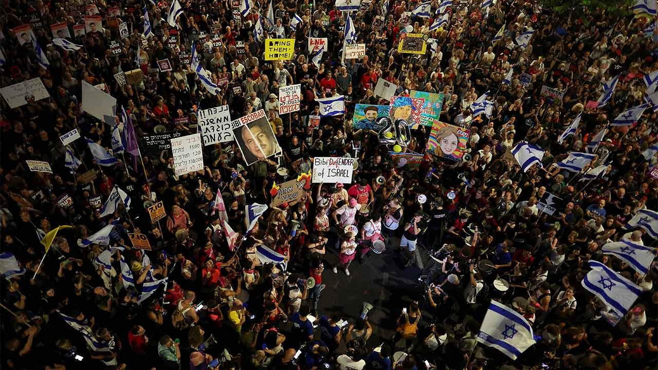 Binler, Netanyahu'ya karşı sokakta: 'İsrail'i bitiriyorsun...'