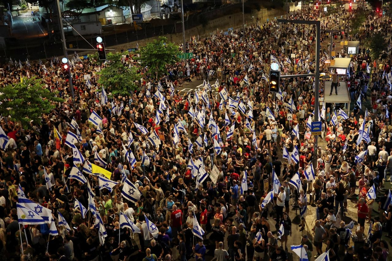 Binler, bir kez daha Netanyahu’ya karşı sokakta: ‘İsrail’i savunmuyorsun, bitiriyorsun’ - Sayfa 3
