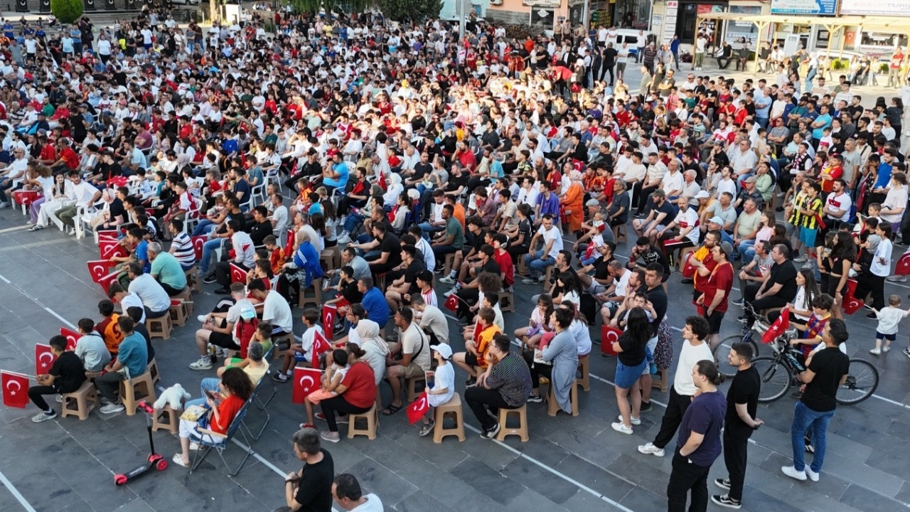 Bozüyük Belediyesi, Türkiye-Portekiz maçı için dev ekran kurdu