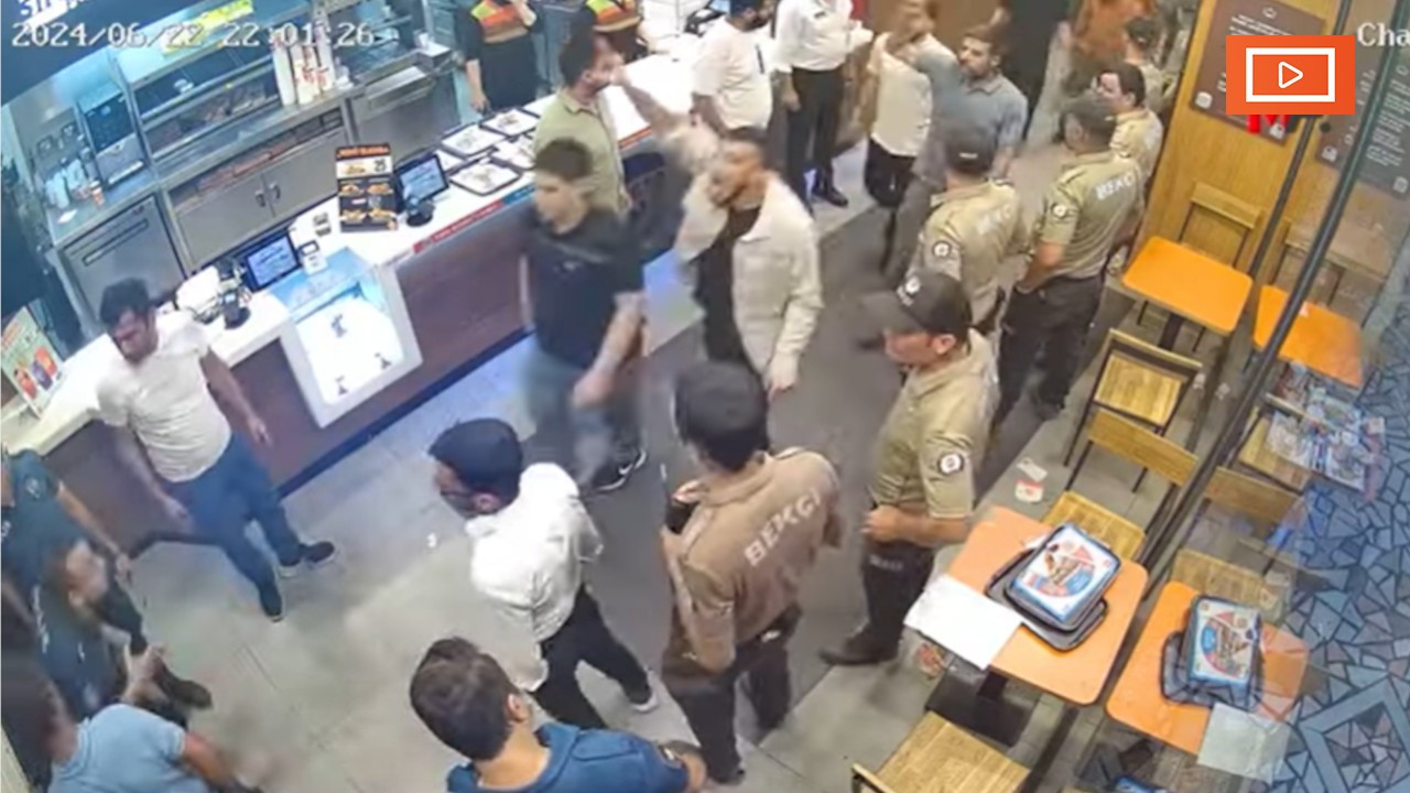 Görüntüler ortaya çıktı: Bekçiler Starbucks'a saldırıyı 'izlemiş'