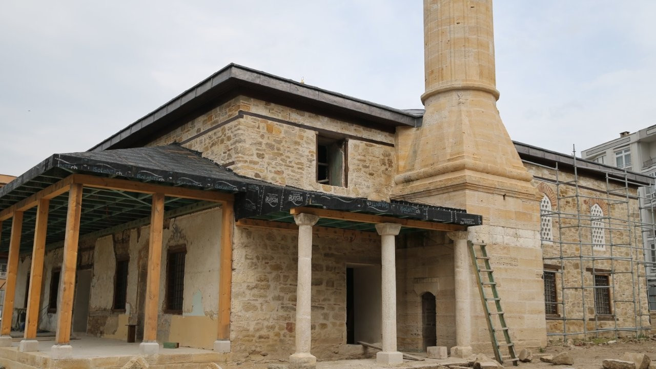 Muradiye Camisi'nin temel ve duvarları güçlendirildi