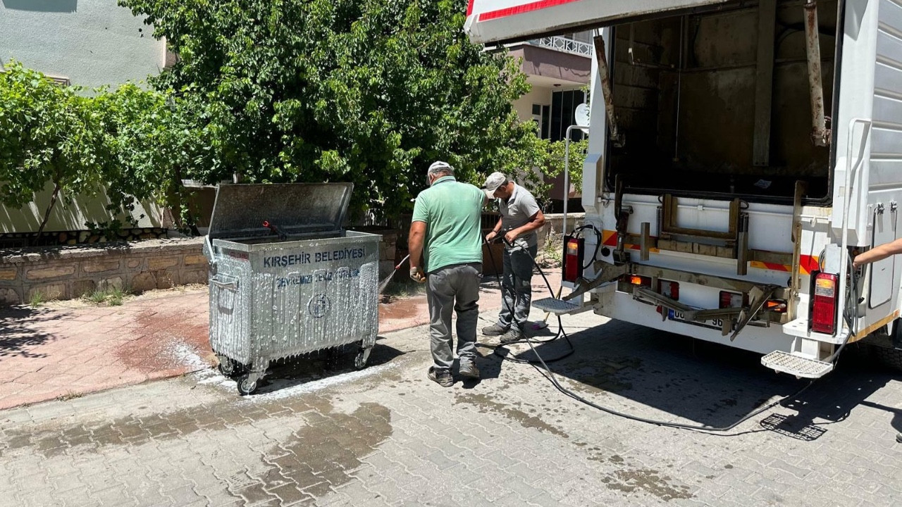 Kırşehir Belediyesi çöp konteynerlerini temizlemeye devam ediyor