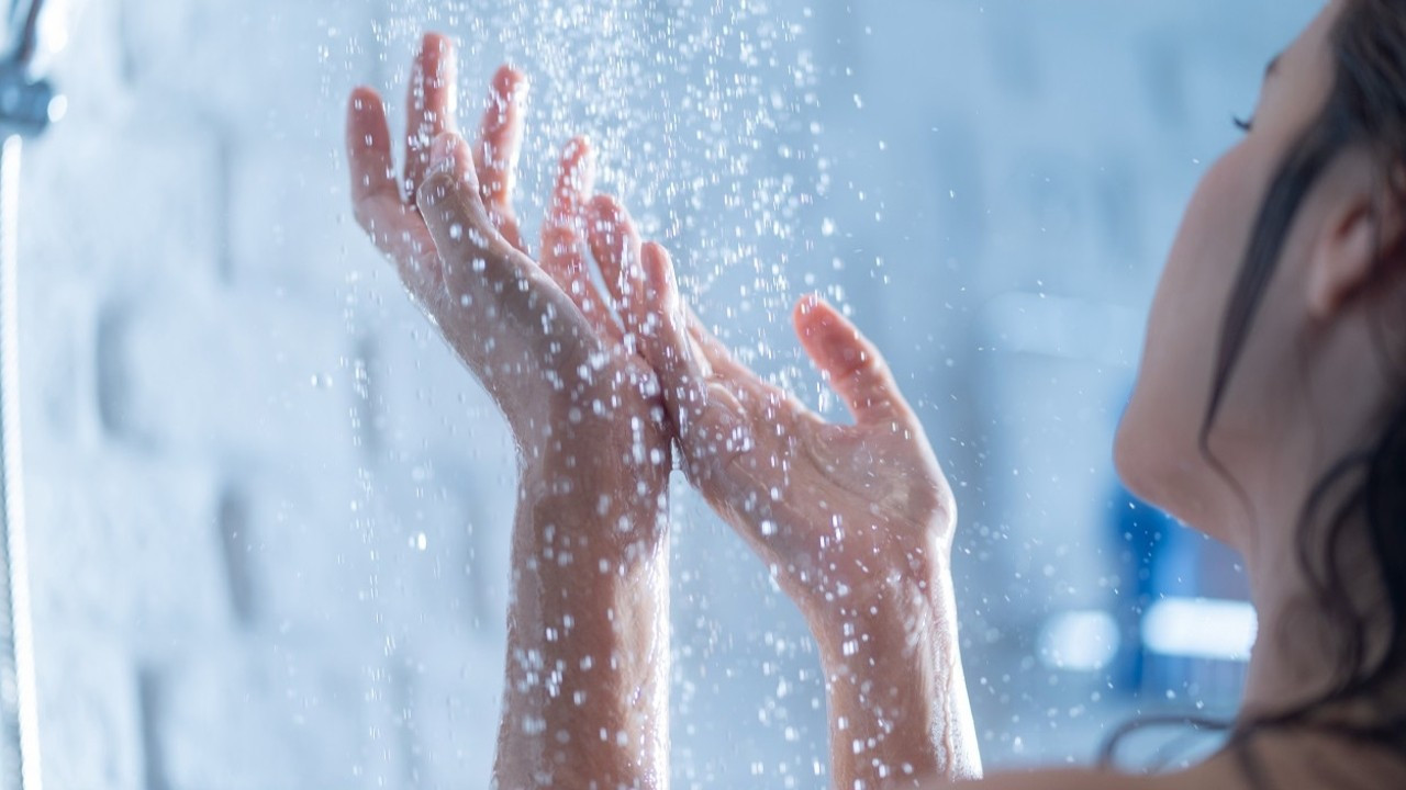 Kalp profesörü uyardı: Yaz sıcağında soğuk duş zararlı mı?