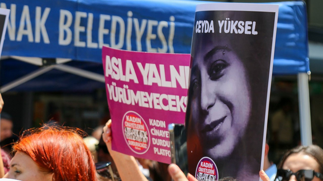 İzmir'de kadın cinayetleri protesto edildi