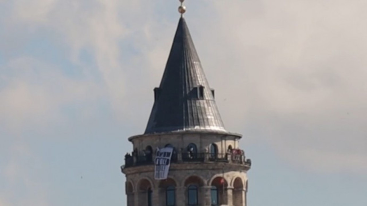Galata Kulesi'nde 'Kayyum defol' pankartı