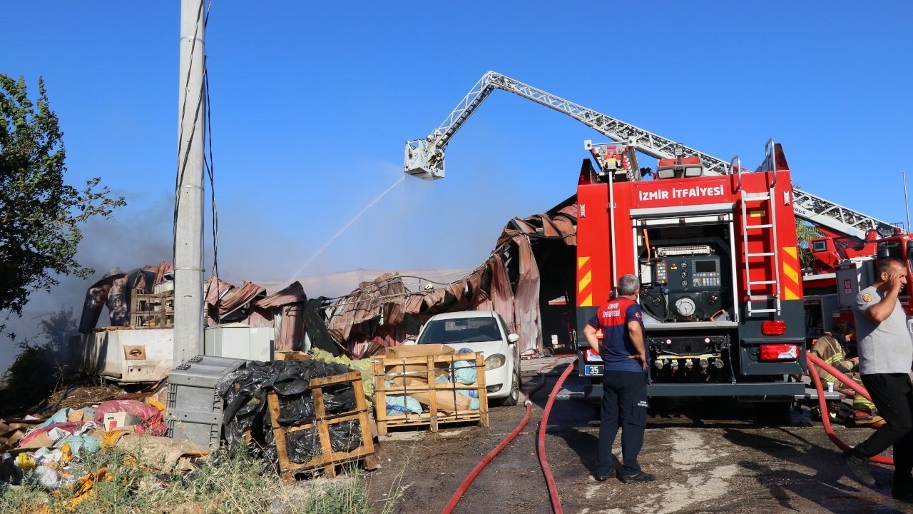 İzmir'de çıkan fabrika yangını kontrol altına alındı