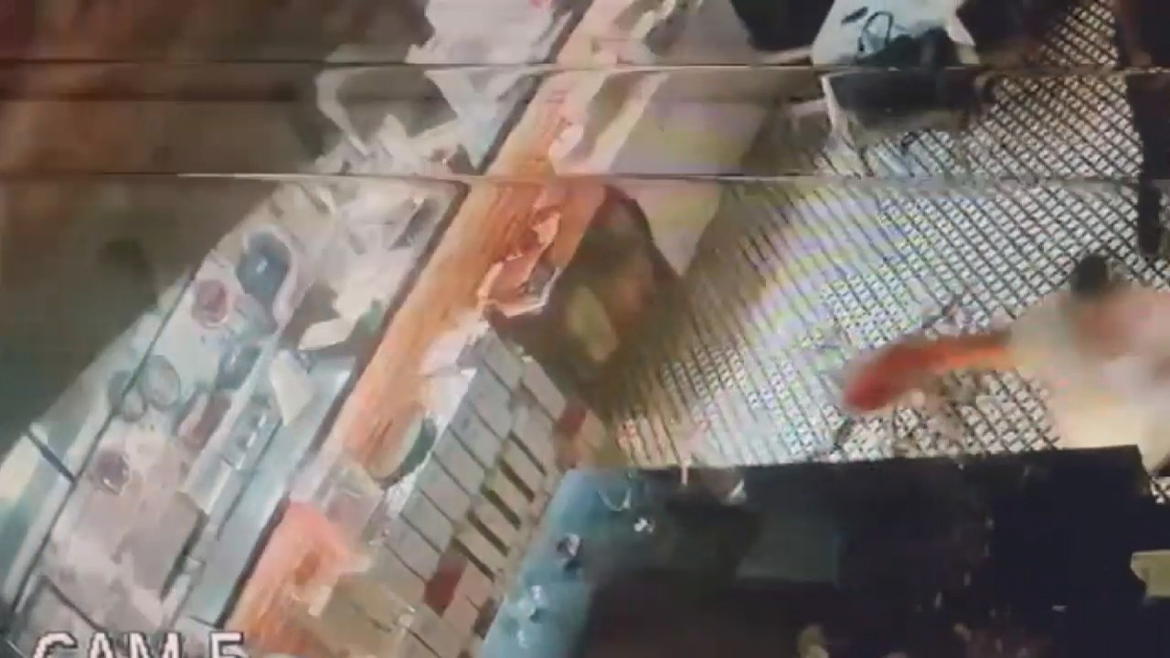 Kadıköy'de restoranın asma tavanının çöktüğü anlar kamerada 