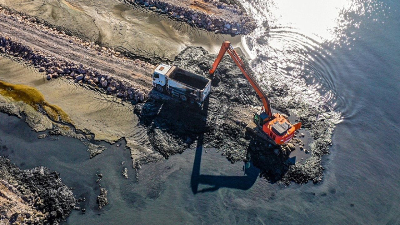 Van Gölü'nde dip çamuru temizliği: 1,7 milyon metreküp çıkarıldı
