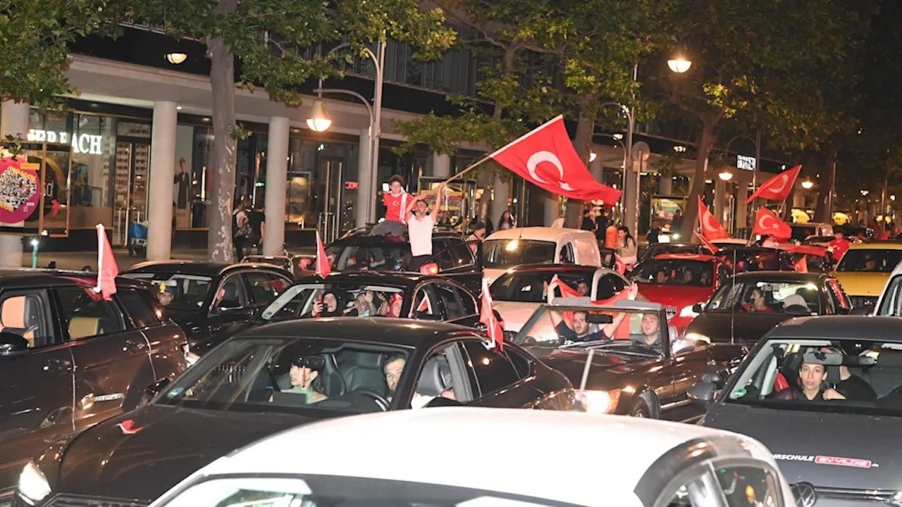 Almanya'da kutlama yapan Türk taraftarlar kaza yaptı: 1 ölü