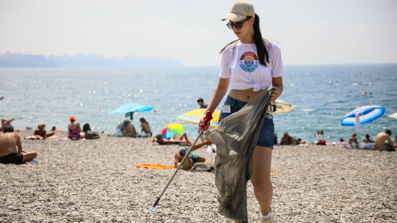 Konyaaltı Sahili'nde gönüllüler günde 30 ton atık topluyor