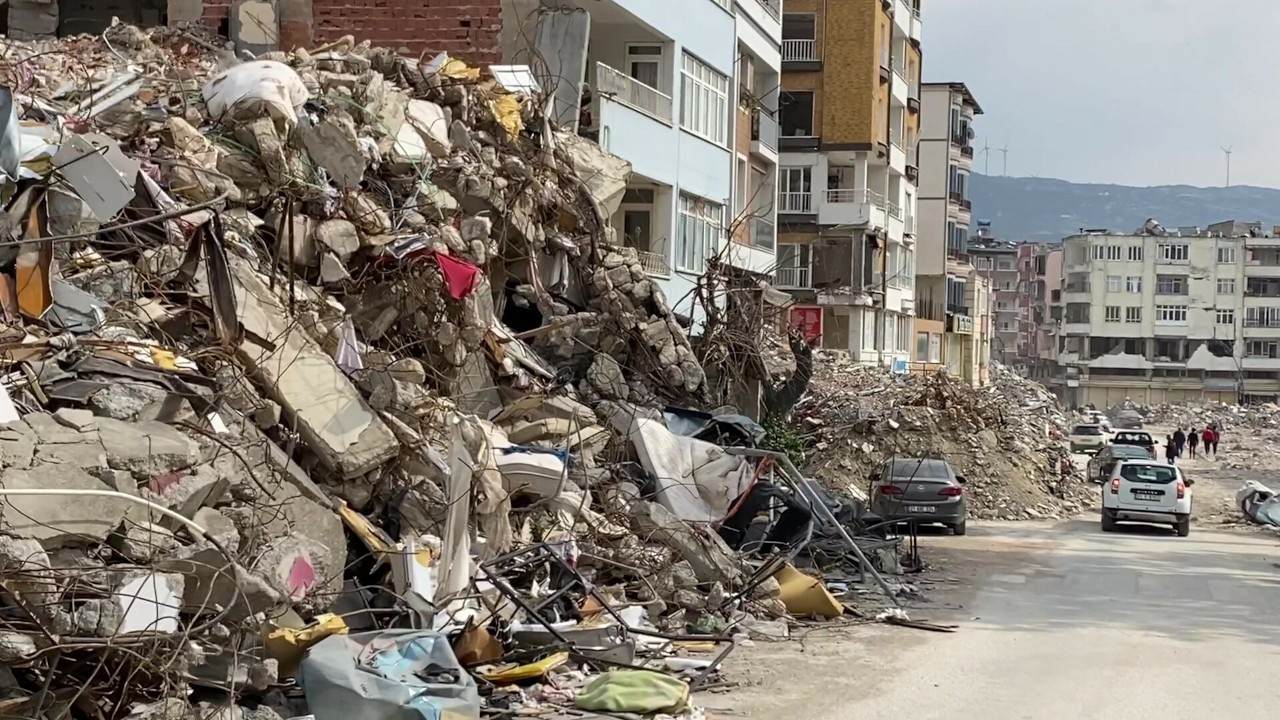 Depremde yıkılan binanın müteahhidi: TOKİ işim var tahliyemi istiyorum