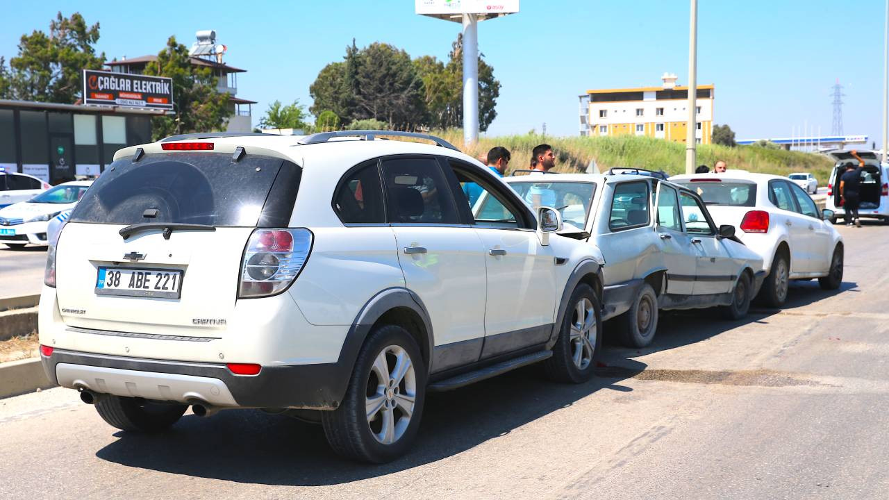 Hatay'da zincirleme trafik kazasında 4 araçta hasar oluştu