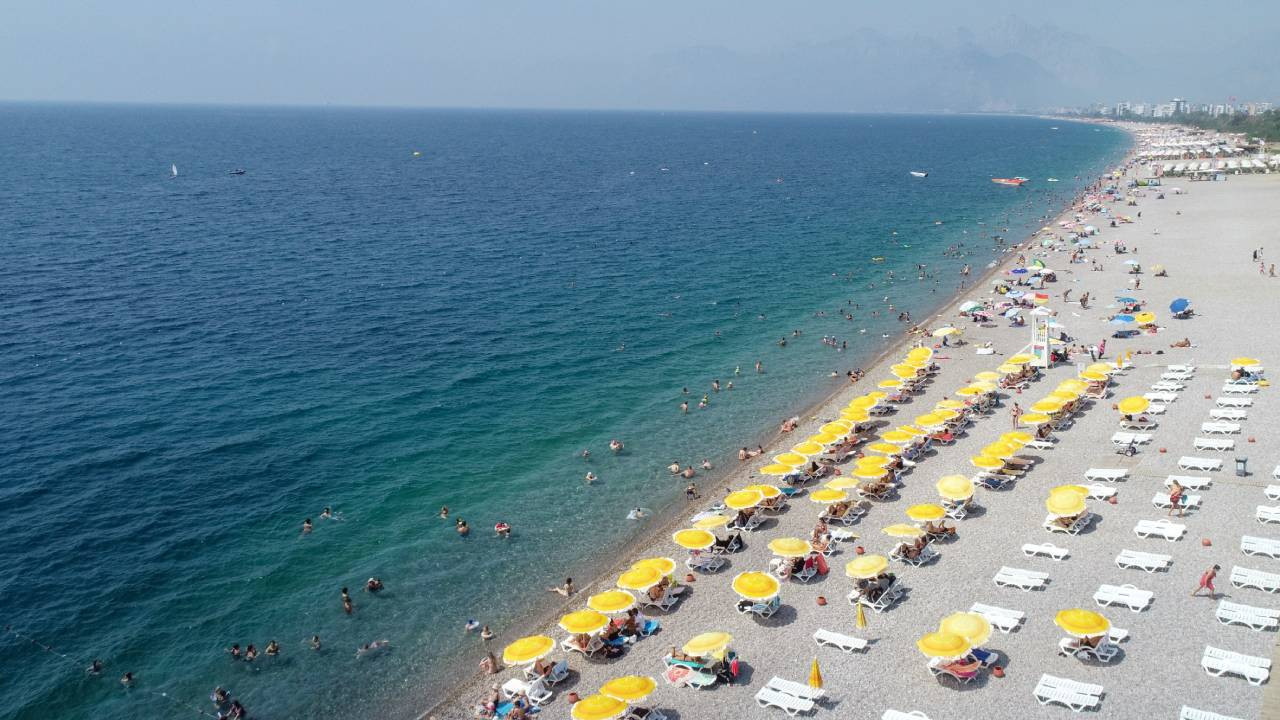Antalya'da sıcak hava ve yüksek nem bunalttı