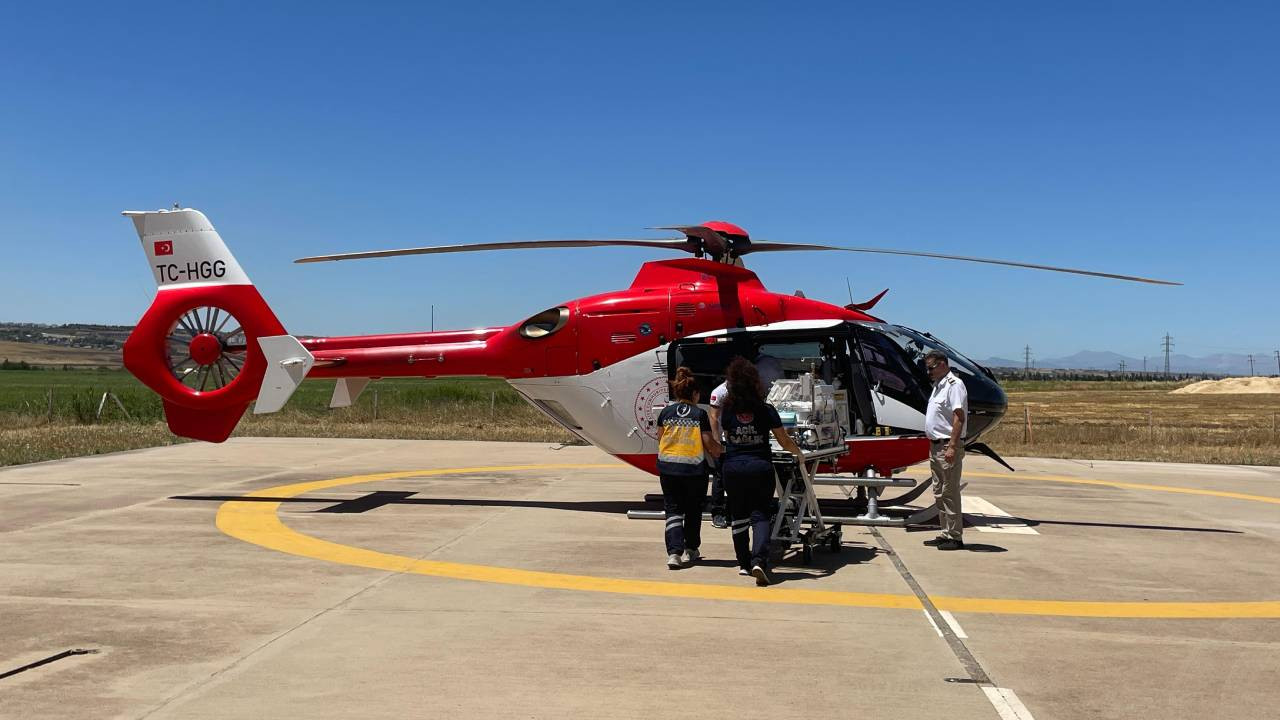 Yeni doğan bebek ambulans helikopterle hastaneye kaldırıldı