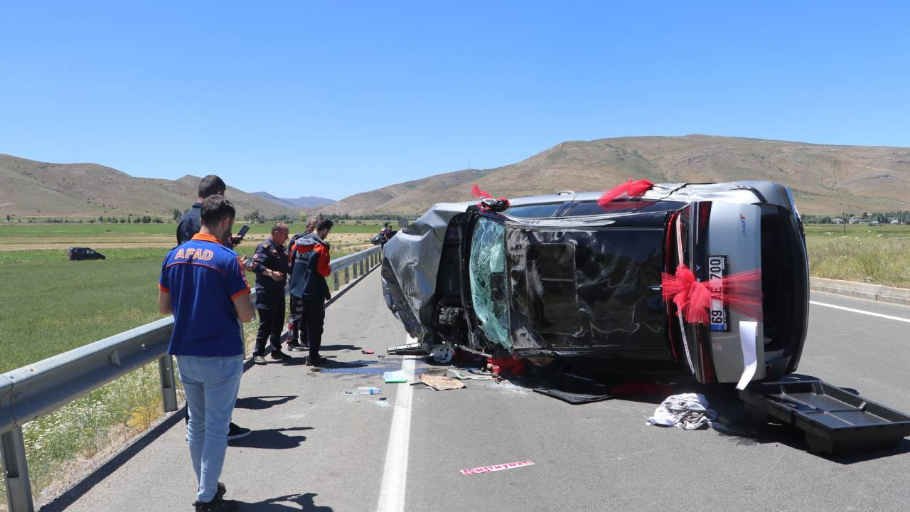 Gelin arabası ile traktörün çarpıştığı kazada 7 kişi yaralandı
