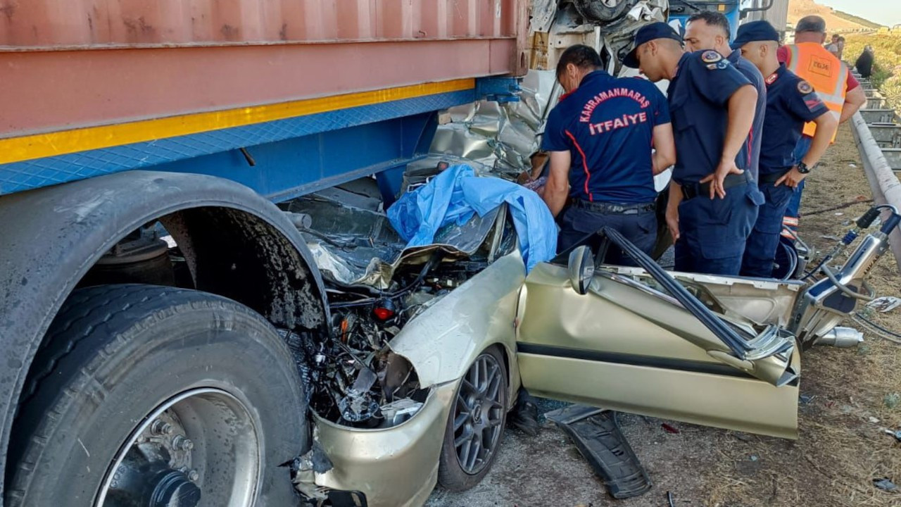İki otomobil, iki tırın arasında kaldı: Üç kişi yaşamını yitirdi