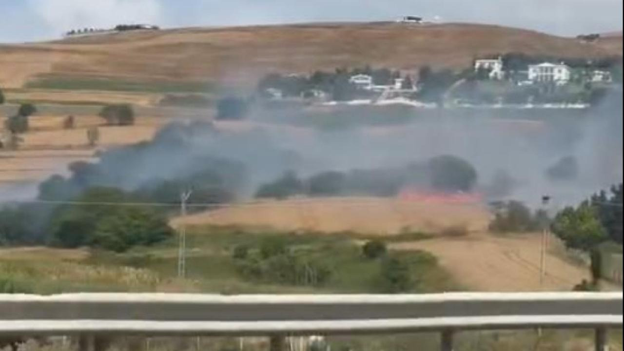 Silivri'de yangın: Alevler yerleşim bölgesine yaklaşıyor
