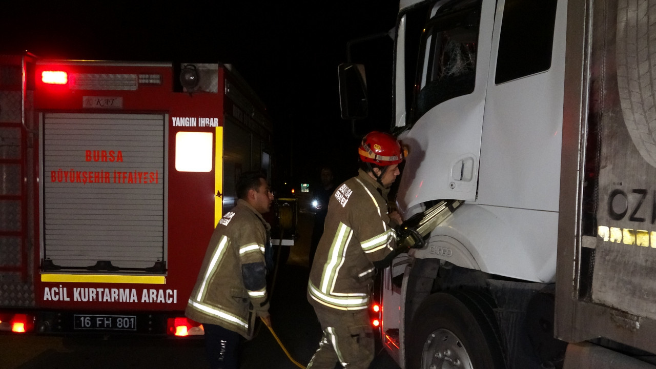 Bursa'daki kazada kabine sıkışan sürücü kurtarıldı
