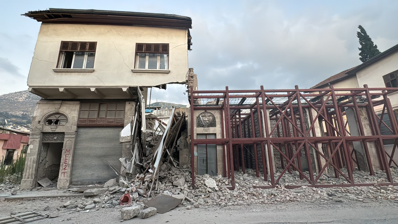 Hatay’da ağır hasarlı bina kısmen çöktü