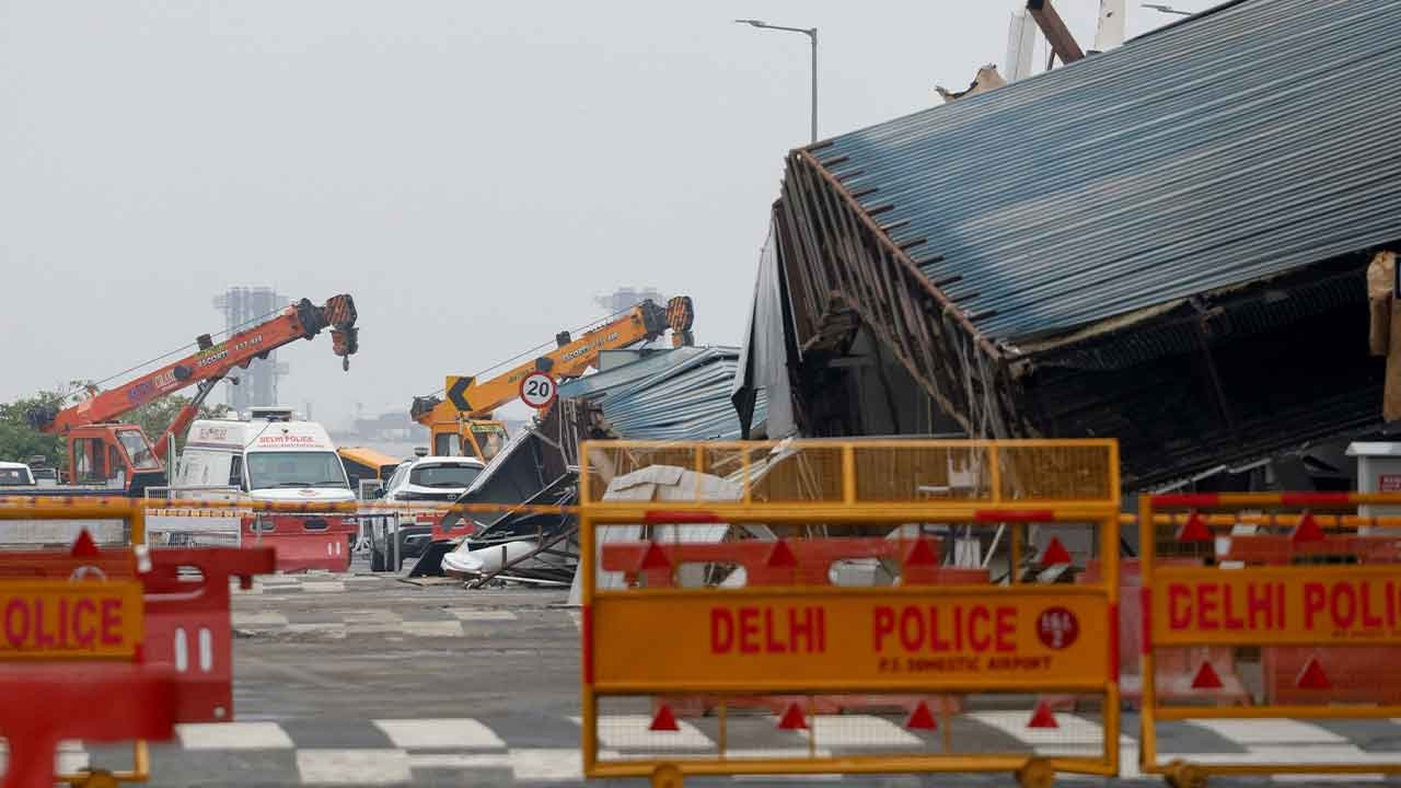 Hindistan'da şiddetli yağışlar: Havalimanının çatısı çöktü, 1 kişi öldü