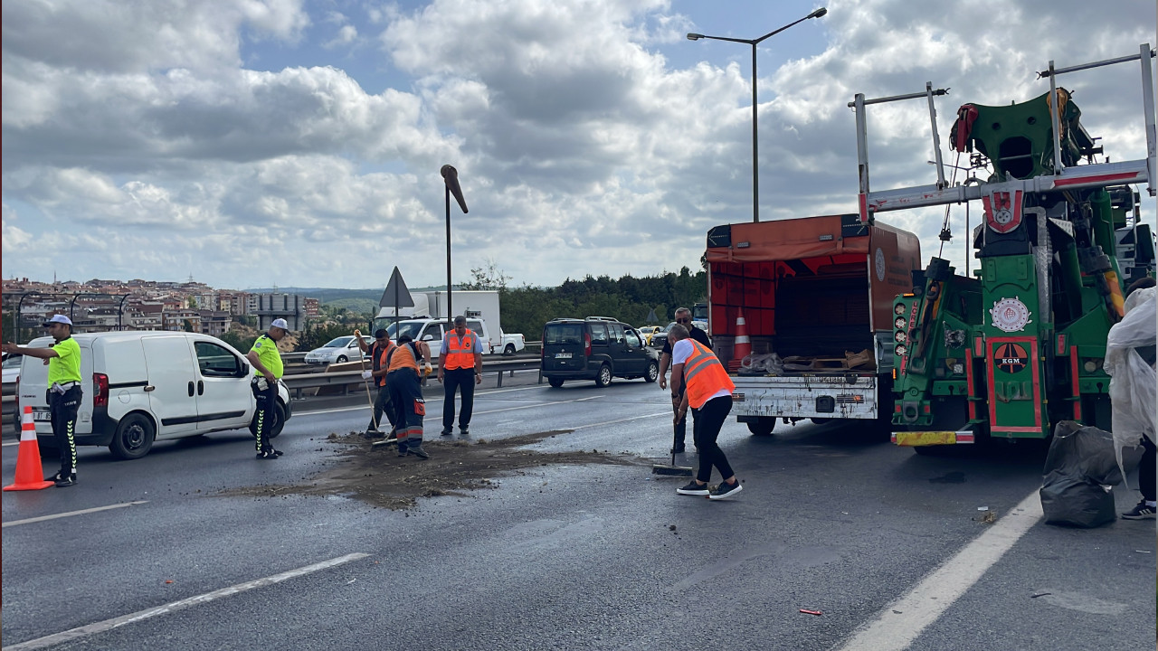 Gaziosmanpaşa'da poşet yüklü kamyonet devrildi: 2 yaralı