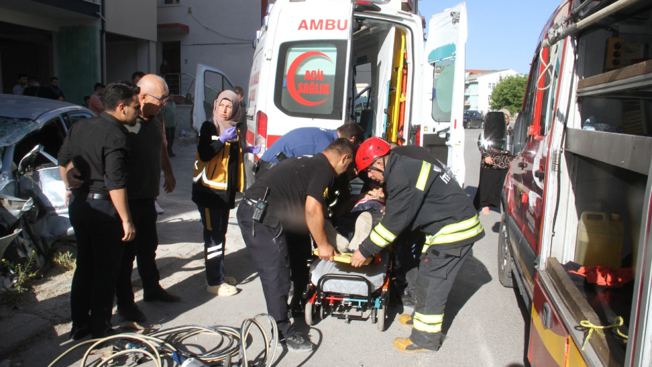 Konya'da işçi servisi ile otomobil çarpıştı: 5 yaralı