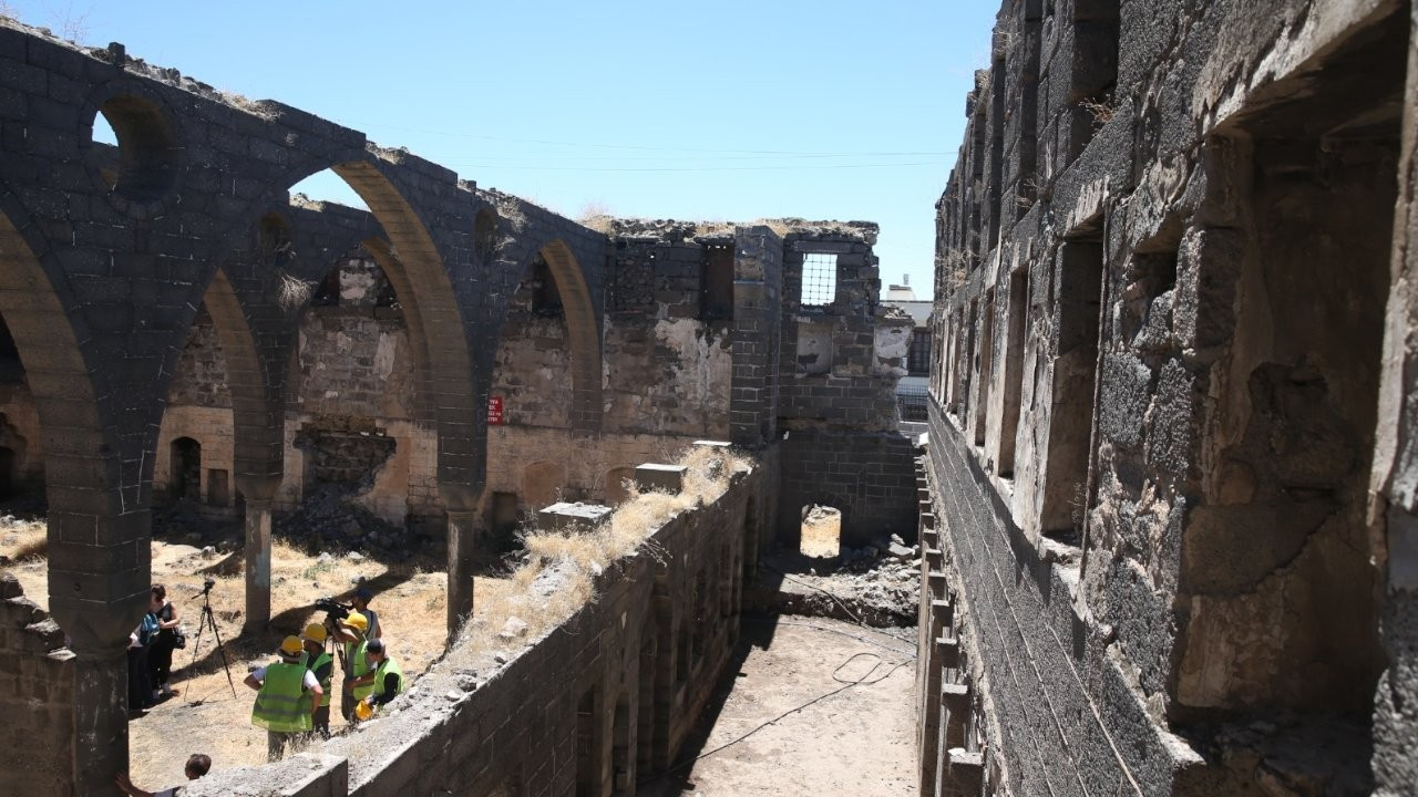 Diyarbakır'da 500 yıllık kilisede restorasyon çalışması başlatıldı