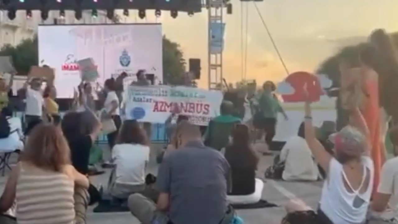 Adalar Caz Festivali'nde 'Azmanbüs' protestosu