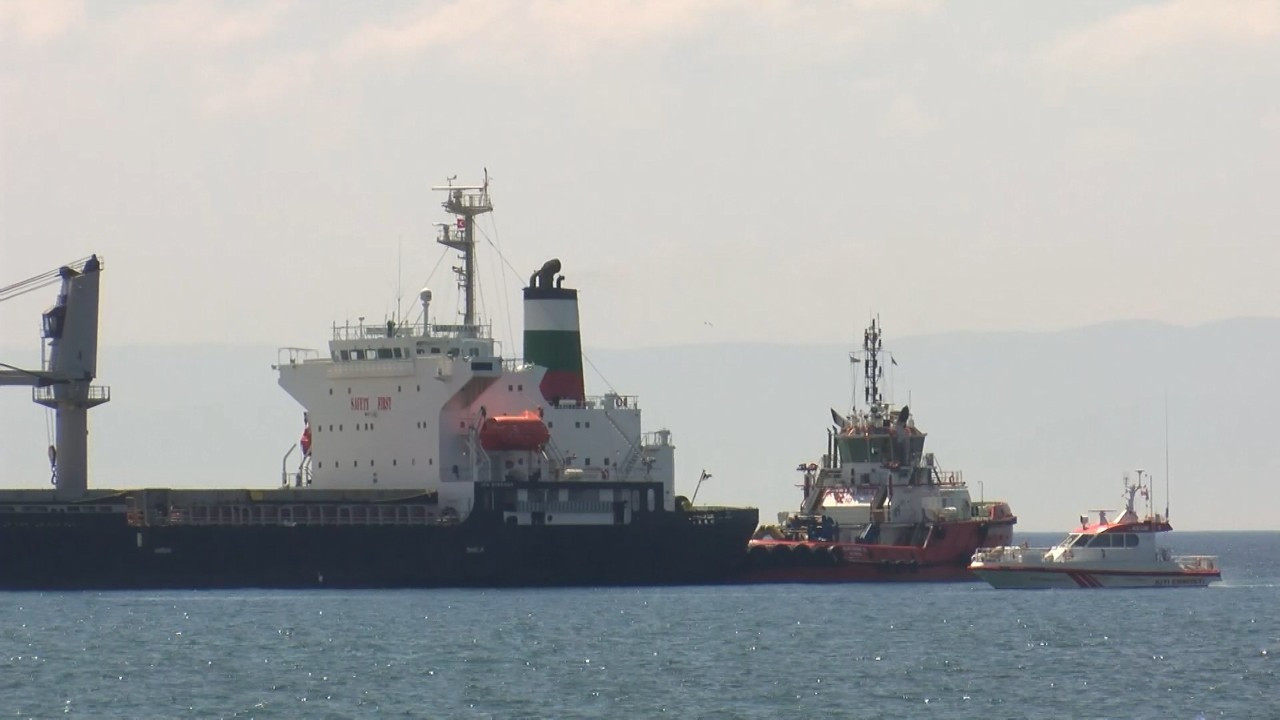 Bakırköy’de gemi karaya oturdu: Kurtarma çalışmaları devam ediyor
