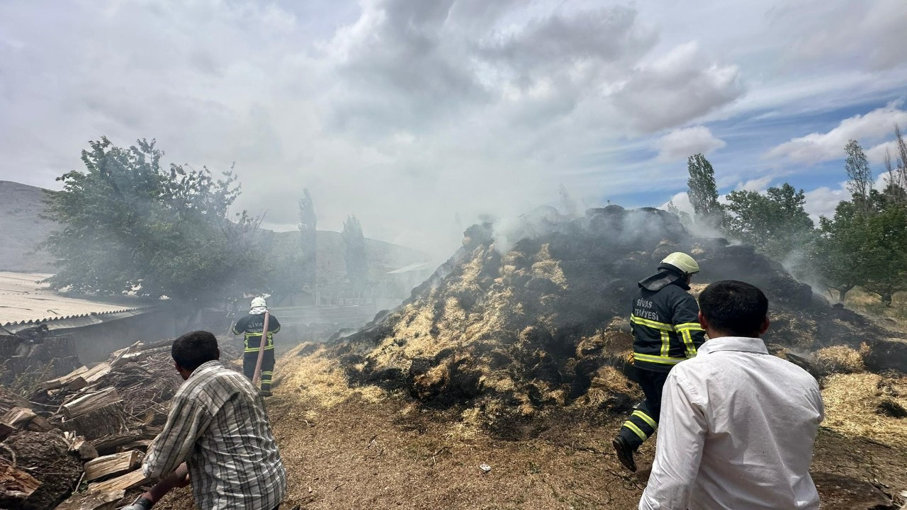 Sivas'ta arazi yangını: Bin balya saman kül oldu