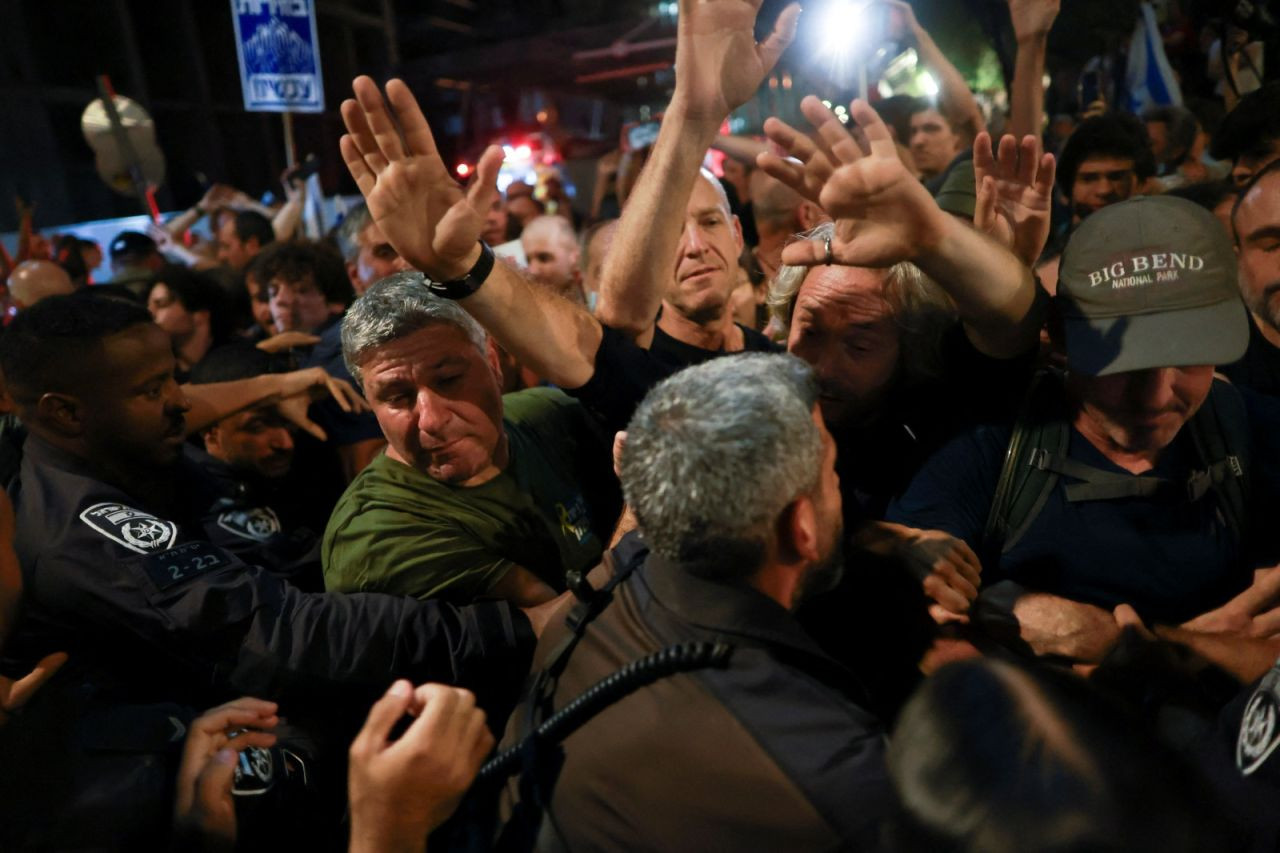 Tel Aviv'de binlerce eylemci toplandı: 'Netanyahu hükümeti esirleri öldürüyor' - Sayfa 4