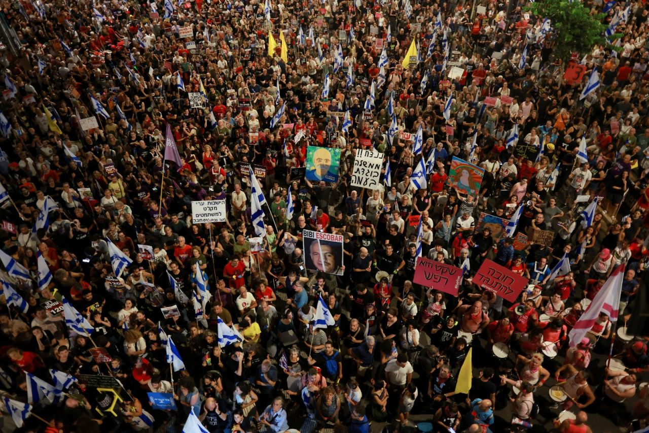 Tel Aviv'de binlerce eylemci toplandı: 'Netanyahu hükümeti esirleri öldürüyor' - Sayfa 3