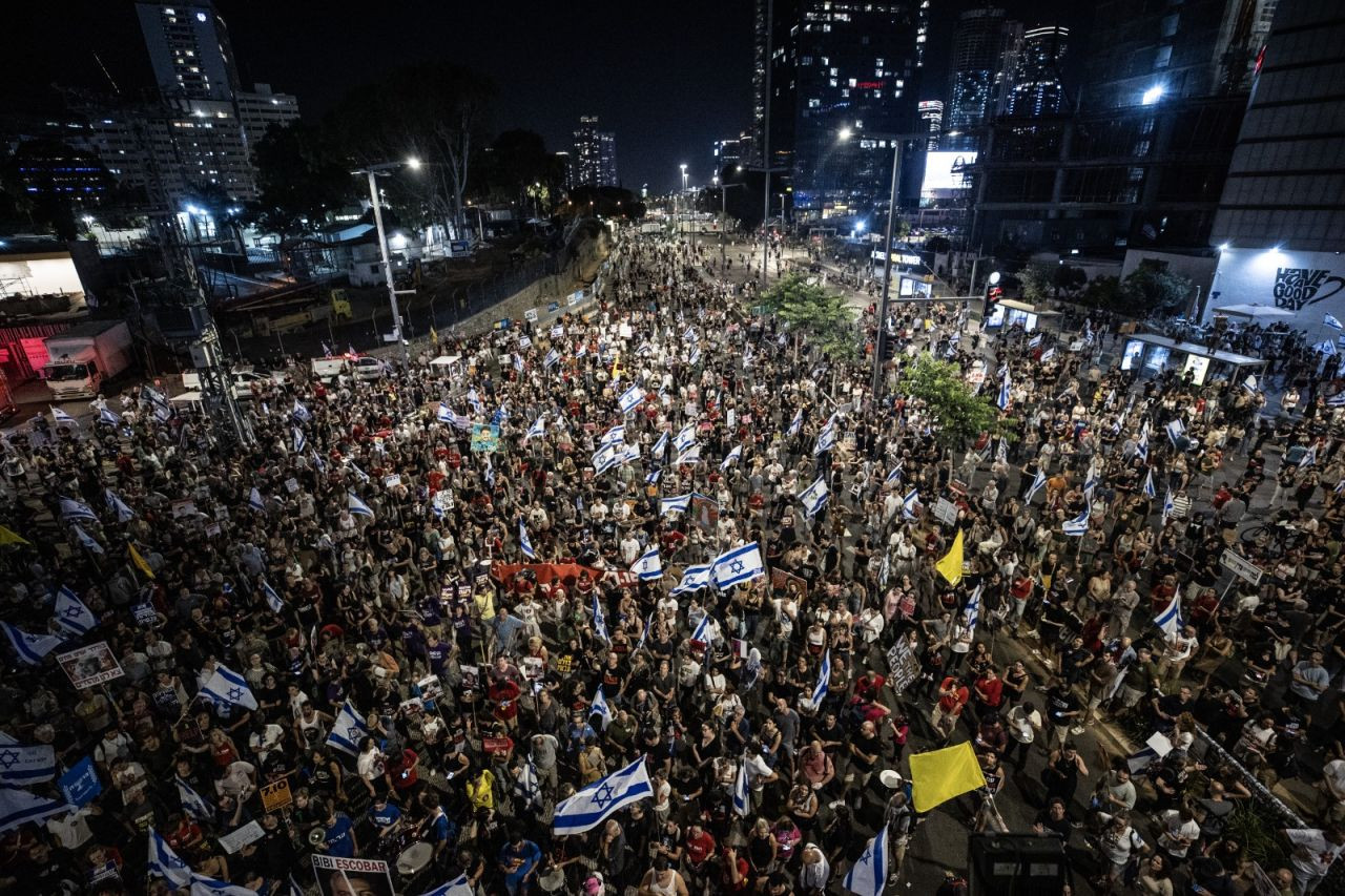 Tel Aviv'de binlerce eylemci toplandı: 'Netanyahu hükümeti esirleri öldürüyor' - Sayfa 1