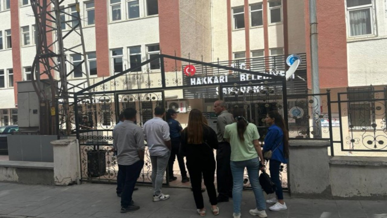 Kayyım belediye meclis üyelerinin toplantı için binaya girişini engelledi