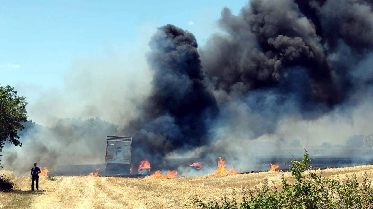 Tırdaki alevler tarım arazisine sıçradı: 10 hektar yandı
