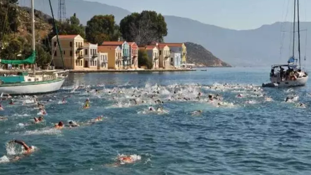 Kaş-Meis Adası arasında 175 sporcu kulaç attı