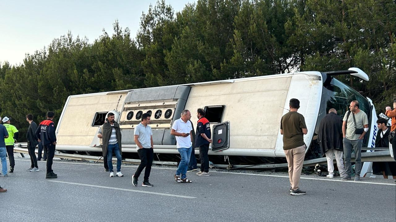 Uşak'ta yolcu otobüsü devrildi: 11 yaralı