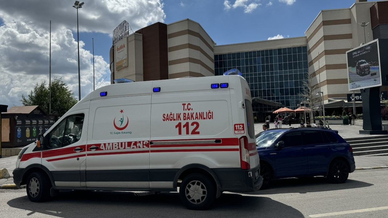 Erzurum'da husumetliler AVM'de bıçaklı kavgaya girişti: 2 yaralı