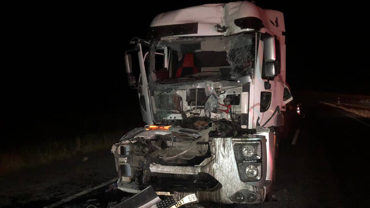 Şırnak'ta tıra arkadan çarpan tankerin şoförü öldü