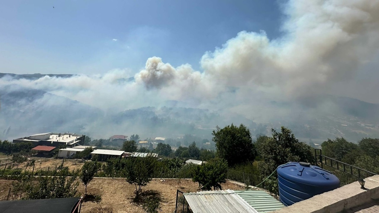 Bornova'daki yangın Manisa'ya ilerliyor: Köy tahliye edildi