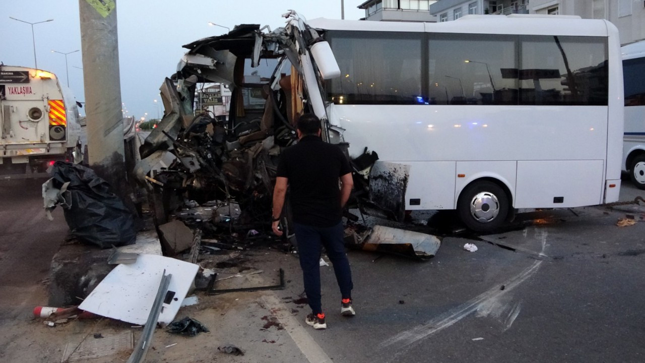 Turistleri taşıyan araç bariyere çarptı: Bir ölü, 20 yaralı